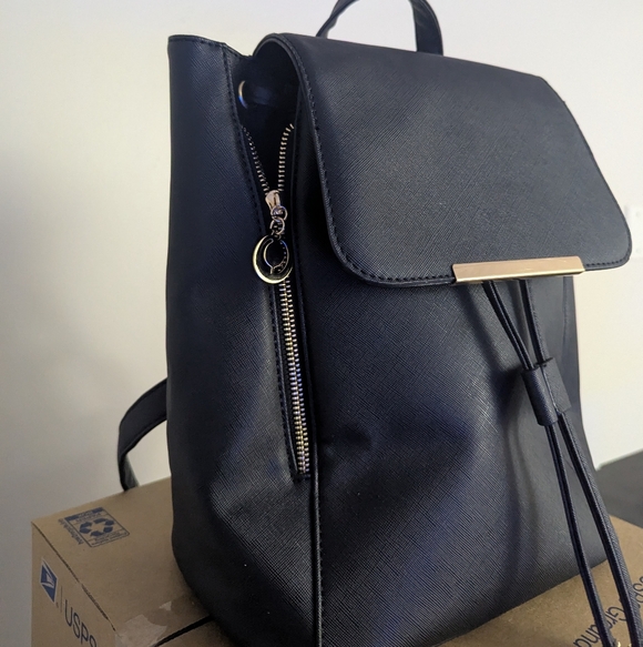 Wild Kangaroo Bucket bag backpack (EUC) - Picture 3 of 6